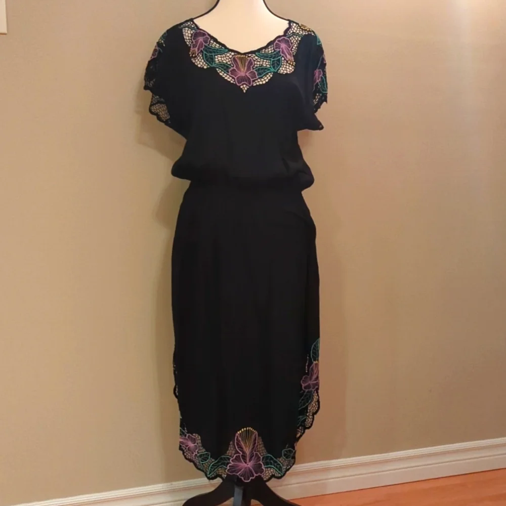 RARE VINTAGE Bali Crochet Cutwork Dress in Black - Picture 1 of 5